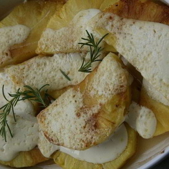 Рецепт ананасов, запеченных в сметанно-карамельном соусе