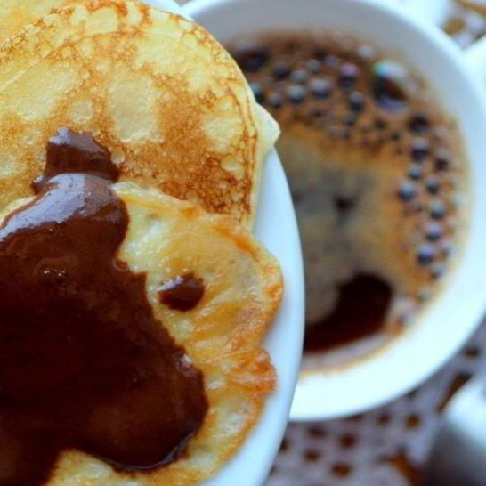 Рецепт блинного десерта с шоколадным соусом