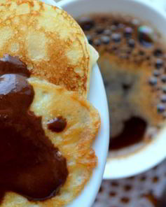 Блинный десерт с шоколадным соусом