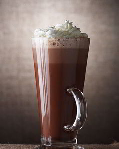 Горячий шоколад с ореховым ликером и ромом