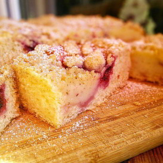 Рецепт клубничных бухтельн с ванильным пудингом и штрейзелем