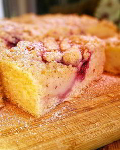 Клубничные бухтельн с ванильным пудингом и штрейзелем