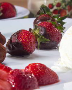 Клубника и шоколад с мороженым