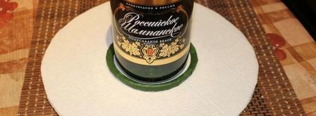 елка из шампанского и конфет. Шаг 16