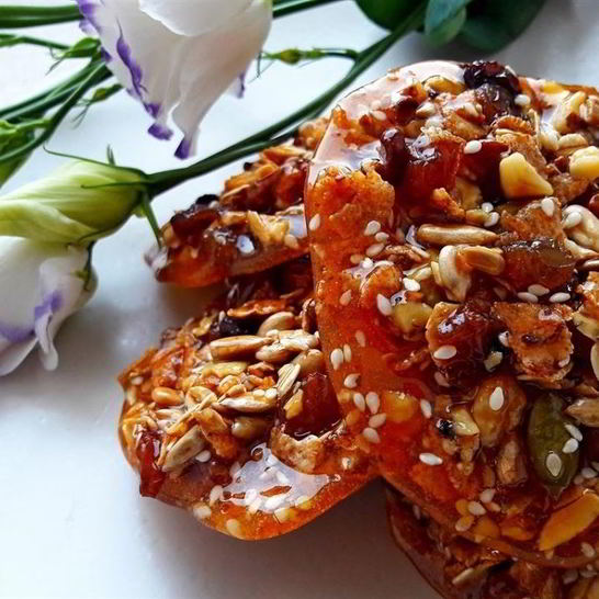 Рецепт конфет с орехами, кунжутом, семечками и медом