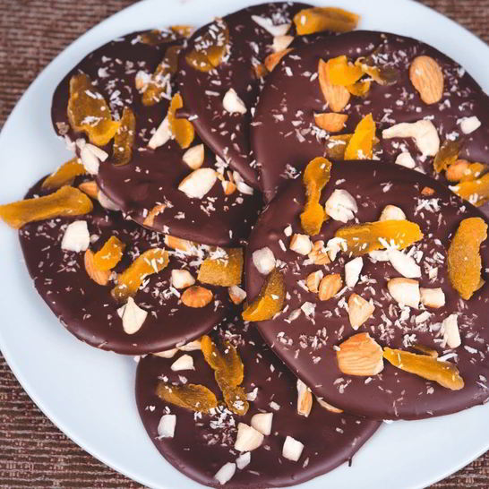 Рецепт шоколадных конфет с орехами и курагой