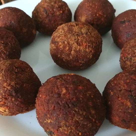 Рецепт сыроедческих конфет из моркови, сухофруктов и орехов