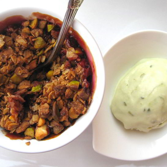 Рецепт крамбла с клубникой, сливой и фисташками