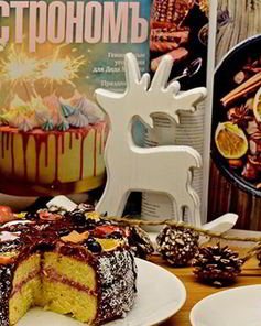 Апельсиновый бисквит с клубничным крем-чизом и бельгийским шоколадом