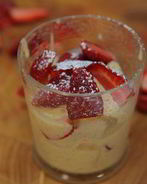 Бисквит с клубникой и сливочным кремом