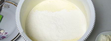 бисквитный рулет с клубничным кремом. Шаг 2