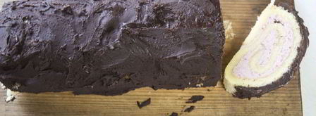 бисквитный рулет с клубничным кремом. Шаг 13