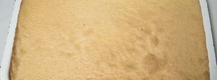 бисквитный рулет с клубничным кремом. Шаг 5