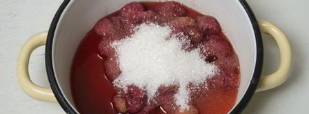 бисквитный рулет с клубничным кремом. Шаг 7