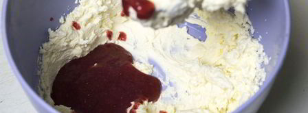 бисквитный рулет с клубничным кремом. Шаг 9