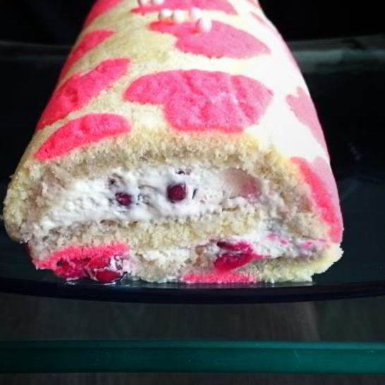 Рецепт бисквитного рулета с клюквой в коньяке и сливочным кремом любовь