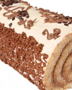 Бисквитный рулет, украшенный масляным кремом