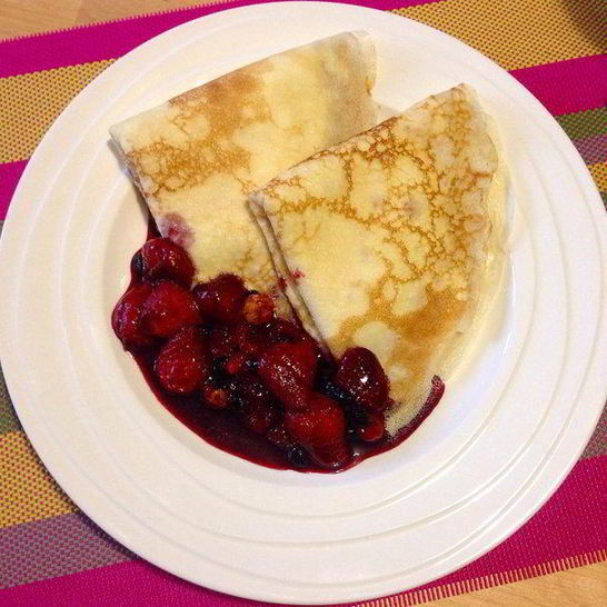 Рецепт блинчиков с кремом из маскарпоне и фламбированные ягоды