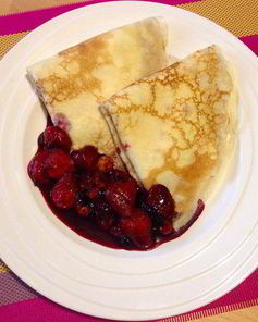 Блинчики с кремом из маскарпоне и фламбированные ягоды