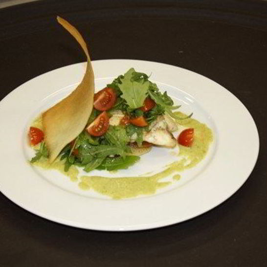 Рецепт камбалы с картофелем, рукколой, помидорами черри и кремом из спаржи и пастернака