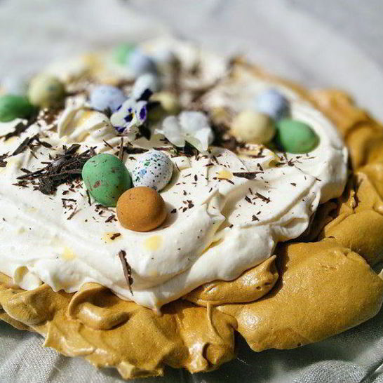 Рецепт карамельной павловой со сливочным кремом и яичным ликером