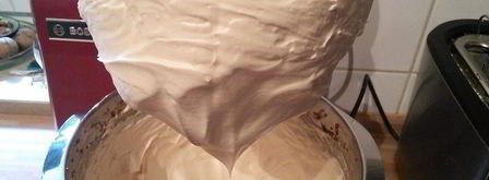 карамельная павлова со сливочным кремом и яичным ликером. Шаг 3