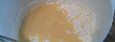 карамельная павлова со сливочным кремом и яичным ликером. Шаг 7