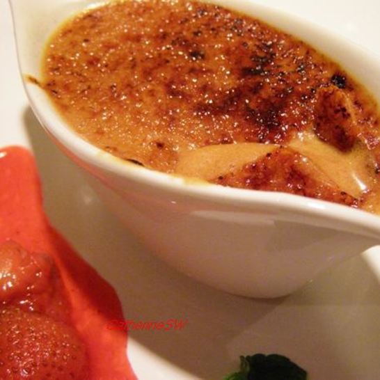 Рецепт крем-брюле с малиново-клубничным соусом