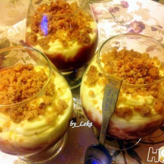 Рецепт малинового десерта с кремом патисьер и штрейзелем