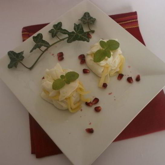 Рецепт мешочков из моцареллы с кремом из сыра бри, трюфельным медом и лепестками трюфеля