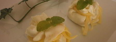 мешочки из моцареллы с кремом из сыра бри, трюфельным медом и лепестками трюфеля. Шаг 5