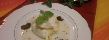 мешочки из моцареллы с кремом из сыра бри, трюфельным медом и лепестками трюфеля. Шаг 7