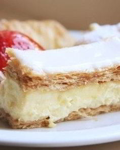 Полоски из слоеного теста с кофейным кремом