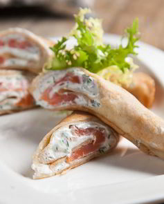 Ржаные блинные рулетики с красной рыбой и сливочно-сырным кремом