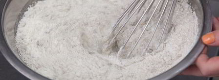 ржаные блинные рулетики с красной рыбой и сливочно-сырным кремом. Шаг 2