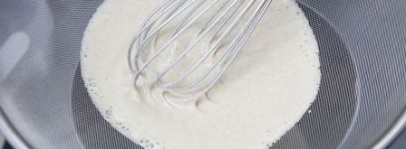 ржаные блинные рулетики с красной рыбой и сливочно-сырным кремом. Шаг 3