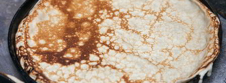 ржаные блинные рулетики с красной рыбой и сливочно-сырным кремом. Шаг 5