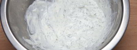 ржаные блинные рулетики с красной рыбой и сливочно-сырным кремом. Шаг 6