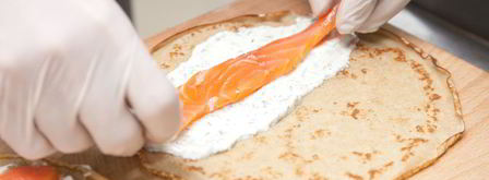 ржаные блинные рулетики с красной рыбой и сливочно-сырным кремом. Шаг 7