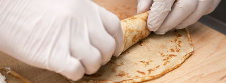 ржаные блинные рулетики с красной рыбой и сливочно-сырным кремом. Шаг 8