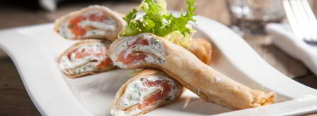 ржаные блинные рулетики с красной рыбой и сливочно-сырным кремом. Шаг 9