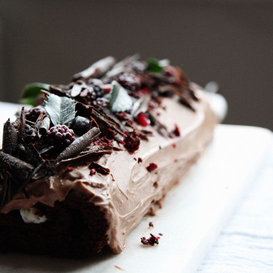 Рецепт шоколадного рулета с лесными ягодами и сырным кремом