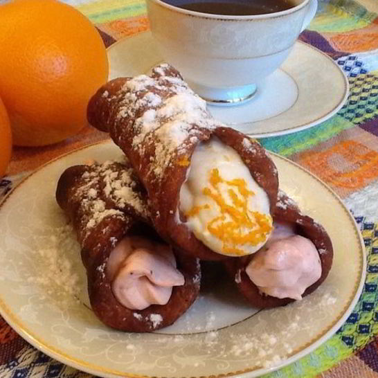 Рецепт сицилийских каннолей с рикоттой и сливочно-клубничным кремом