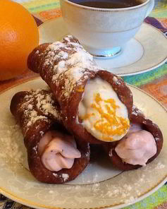 Сицилийские канноли с рикоттой и сливочно-клубничным кремом