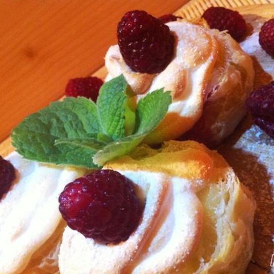 Рецепт слоеных корзиночек с кремом и малиной