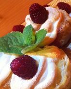 Слоеные корзиночки с кремом и малиной