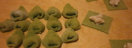 тортеллини из зеленого теста с начинкой из креветок и кремом из редьки. Шаг 10