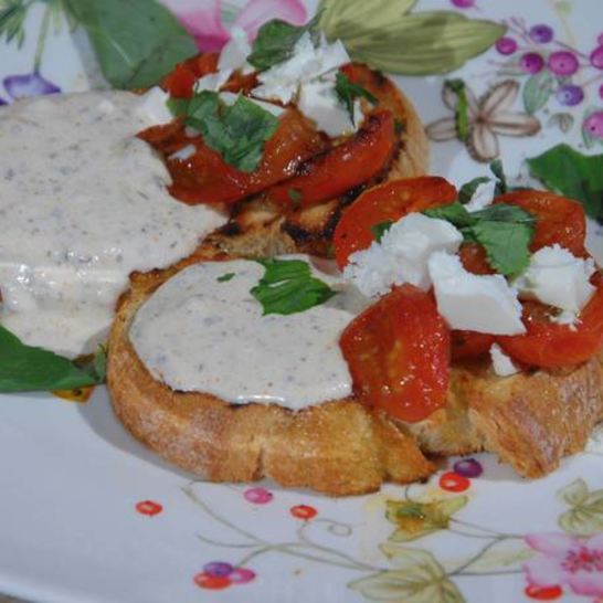 Рецепт тостов с фетой, помидорами и йогуртовым кремом
