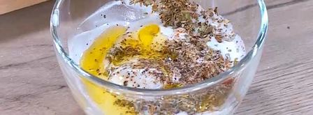 тосты с фетой, помидорами и йогуртовым кремом. Шаг 4