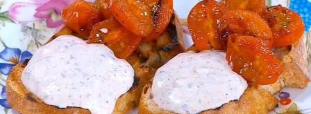 тосты с фетой, помидорами и йогуртовым кремом. Шаг 5